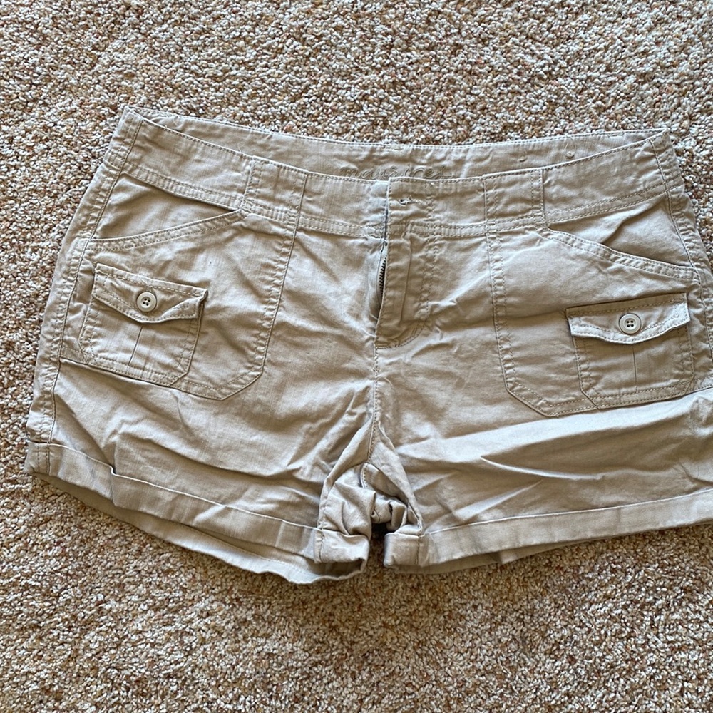Khaki Maurice’s shorts 9/10